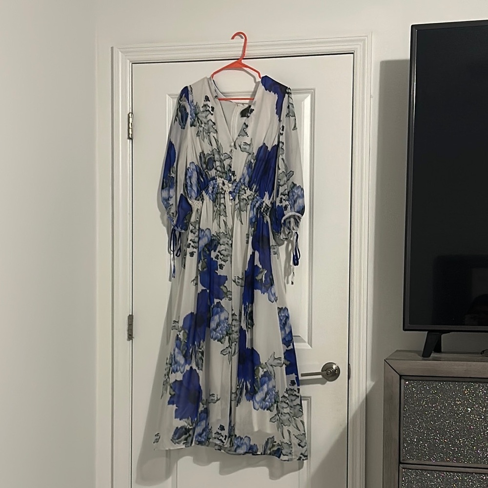 Taylor White and Blue Plunge Neck Bishop Sleeve Sundress